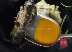 Your appetite will be whetted as soon as it is served ~ Illustration of how to make crucian carp and beef in sour soup 4