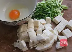 Illustration of how to make fried diced steamed buns with garlic moss 2