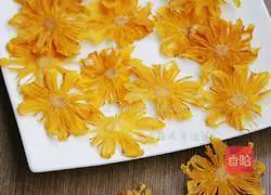 Illustration of how to make pineapple flower and dried pineapple fruit 10