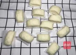 Illustration of how to cut steamed buns with a knife 7