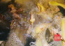 Illustration of how to make Fish Maw, Matsutake, Monkey Mushroom, Tremella and Double Apricot Old Hen Soup 3