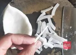 Illustration of how to make coconut chicken soup 2