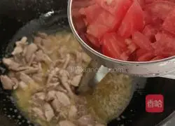 Illustration of how to make fried noodles with celery and lean meat 5