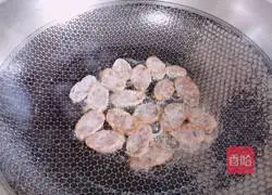 Illustration of how to make sausage and egg fried noodles 7