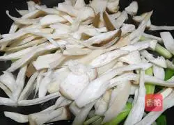 Illustration of how to stir-fry pork with king oyster mushroom 3