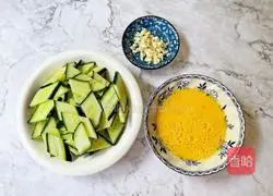 Illustration of how to make tomato, cucumber and scrambled eggs 3