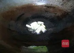 Illustration of how to make tomato, cucumber and meat slices soup 10