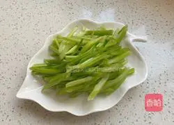 Illustration of how to make fried celery with shrimps 2
