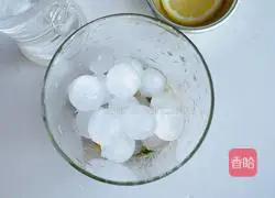 Illustration of how to make summer yellow-skinned sparkling water 4