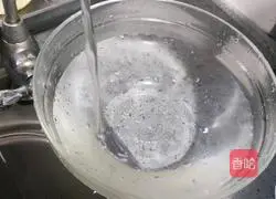 Illustration of how to make red dates and peanut soy milk 6