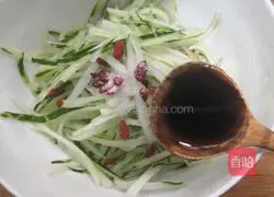 Illustration of how to make cold wolfberry and cucumber 6