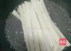 Illustration of how to make a large bowl of wide noodles 8