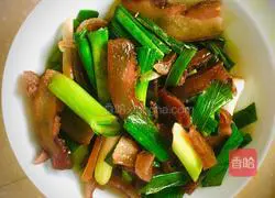 Illustration of how to stir-fry pork face with green garlic 8