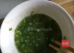 Illustration of how to make scallion pancakes 5