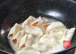 Illustration of how to make carrot and beef pot stickers 19