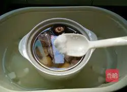 Illustration of how to make mushroom and chestnut lean meat soup 6