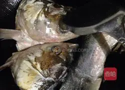 Illustration of how to make fish head and tofu soup 2