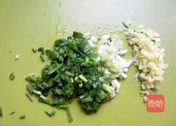 Illustration of how to make fresh meat wontons with tomato sauce 3