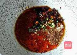 Illustration of how to make Sichuan spicy cold noodles 8