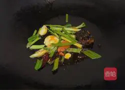 Illustration of how to make spicy fried instant noodles 8