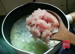 Illustration of how to make loofah, minced pork and shrimp skin noodles 7