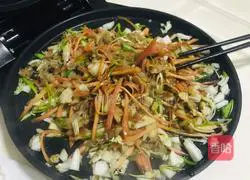 Illustration of how to make black pepper beef stir-fried noodles with electric baking pan 11
