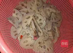 Illustration of how to make spicy and crispy lotus root 3