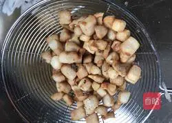 How to make lard dregs tofu soup Illustration 3