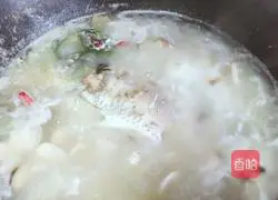 Illustration of how to make white crucian carp soup with fresh mushroom milk 12