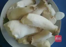 Illustration of how to make scrambled eggs with king oyster mushrooms 1