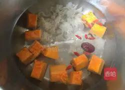 Illustration of how to make pumpkin and white fungus custard 5