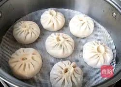 Illustration of how to make leek and spinach vegetarian buns 16