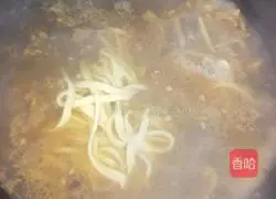 Illustration of how to make hand-made noodles with shredded pork 9 