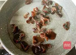 Illustration of how to make cucumbers and onions mixed with fungus 4