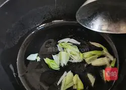 Illustration of how to make Wakame, shrimp skin and egg wontons 6