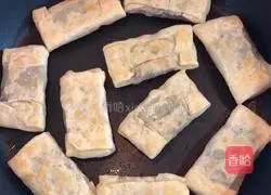 Illustration of how to make pan-fried Chinese bean paste spring rolls 8