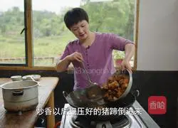 Lazy man's version of spicy pig's trotters, simple and soft and delicious recipe illustration 13