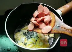Illustration of how to make spicy fried noodles with ham sausage 7