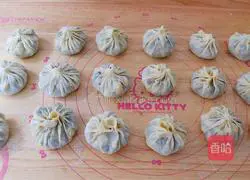 Illustration of how to make three fresh steamed buns with dumpling skins 13