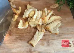 Illustration of how to make tomato and pork blood and meat skin soup 6