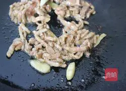Illustration of how to make green pepper, shredded pork and fresh shrimp noodles 4