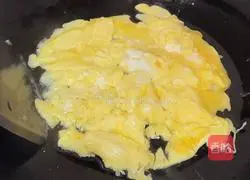 Illustration of how to make rice cake slices with cabbage in clear soup 3