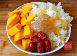 Illustration of how to make pumpkin, red dates and white fungus soup 1