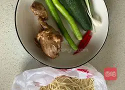 Illustration of how to make cold noodles with shredded chicken 1