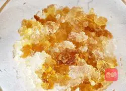 Illustration of how to fish white fungus with fruits 4