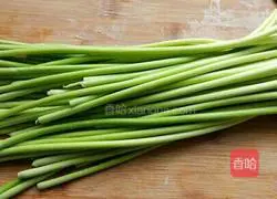 Illustration of how to make garlic sprouts and pickles 1