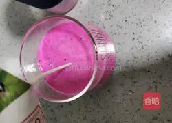 Illustration of how to make dragon fruit milkshake 12