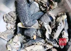 Illustration of how to make nourishing black-bone chicken and yam soup 4