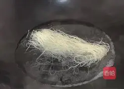 Illustration of how to make oyster clear rice noodles 1