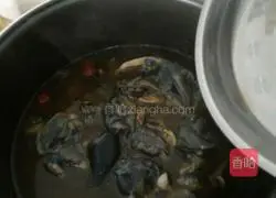 Illustration of how to make black chicken soup 5